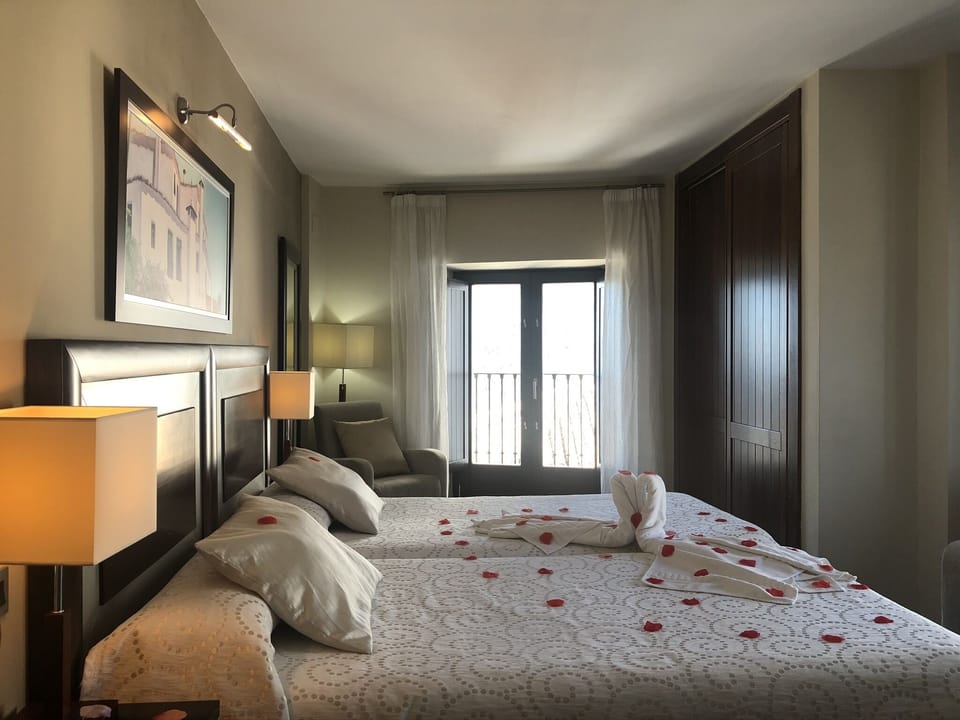 Romantic Twin Room | Desk, laptop workspace, blackout drapes, free WiFi