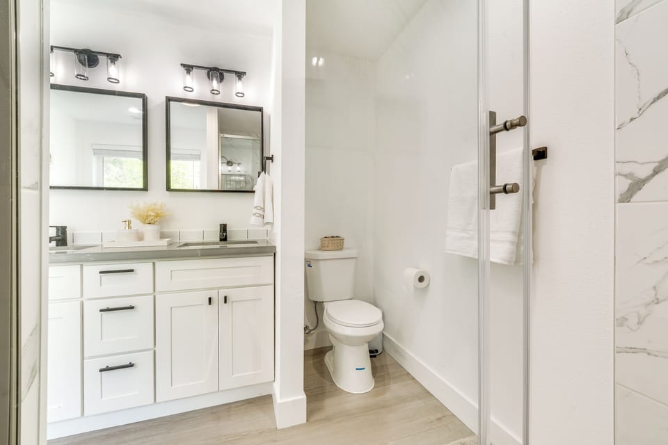4 Mi to Dtwn: Modern Tacoma Home w/ Spacious Yard Cottage in Tacoma