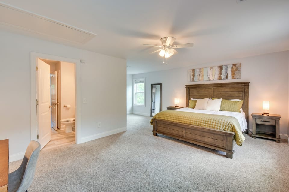 Steps to River + Shops: Downtown Helen Retreat! Apartment in Helen
