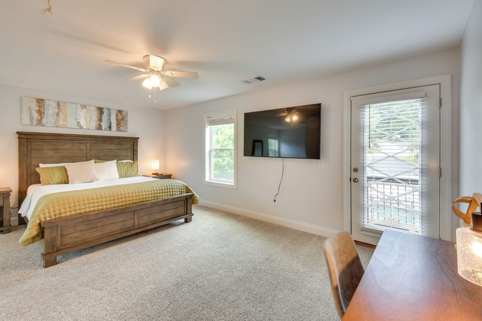 Steps to River + Shops: Downtown Helen Retreat! Apartment in Helen