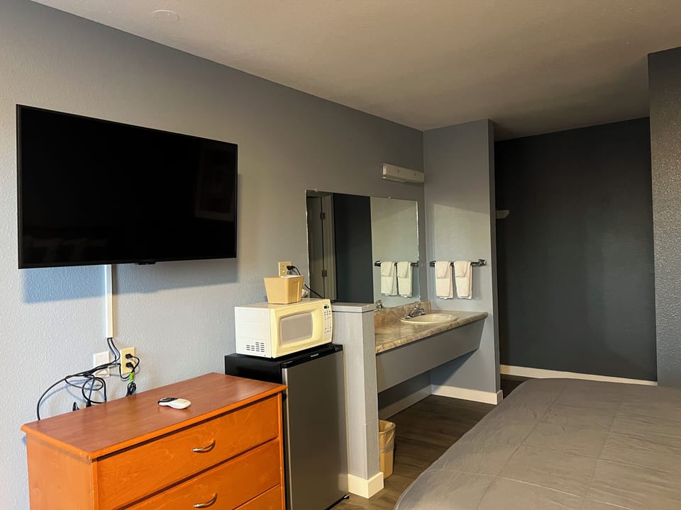 Standard Room, 1 Queen Bed, Non Smoking | Free WiFi, bed sheets