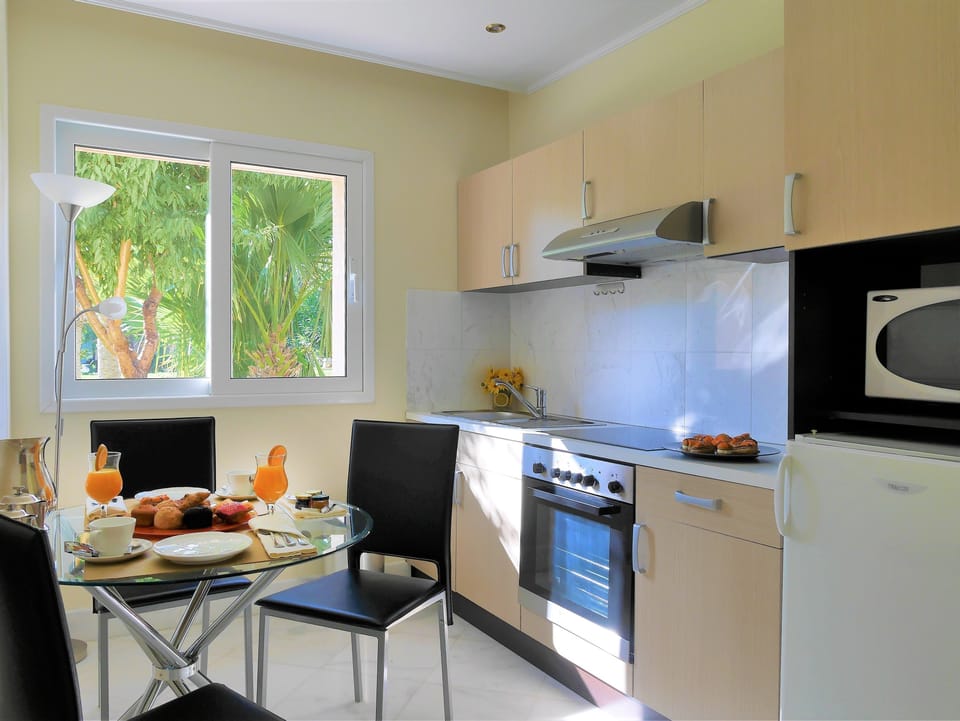 Luxury Villa, 3 Bedrooms, Private Pool, Garden View (Kitchen) | Private kitchen