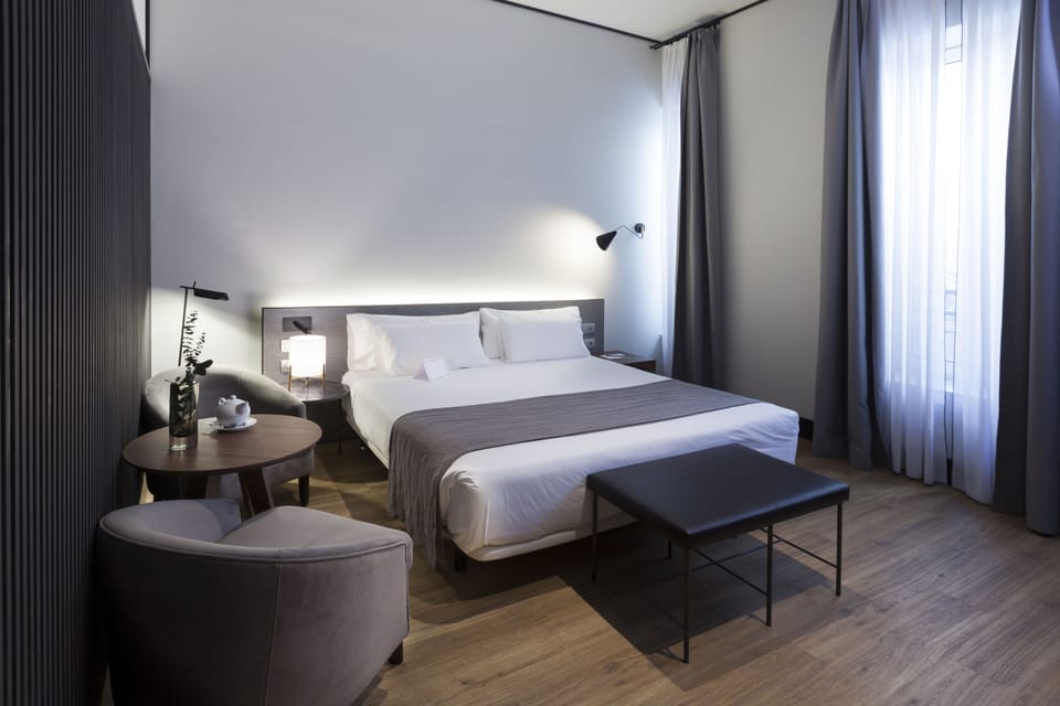 Triple Room | Minibar, in-room safe, desk, blackout drapes