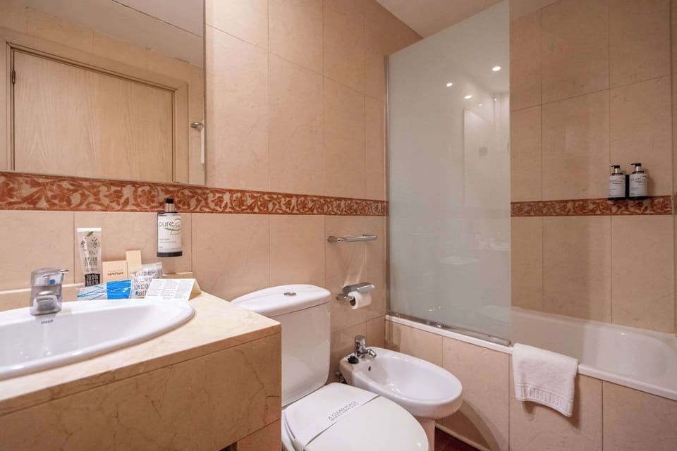 Minibar, desk, soundproofing, iron/ironing board