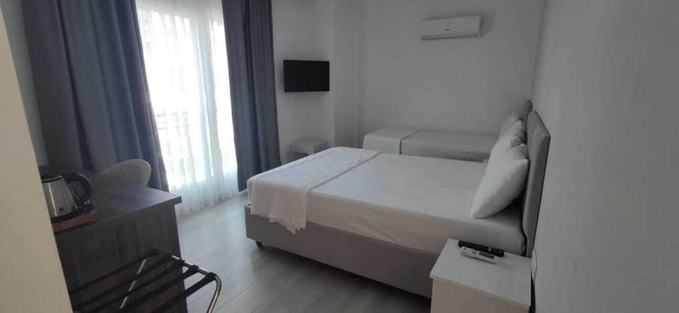 Comfort Triple Room | Desk, free WiFi, bed sheets