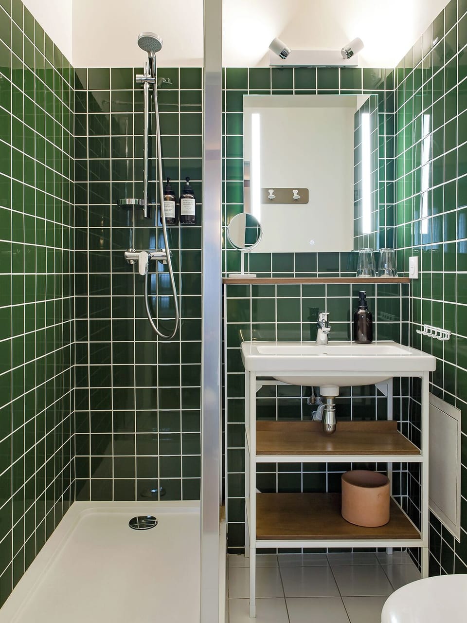 Classic Room | Bathroom | Shower, hair dryer, towels, soap