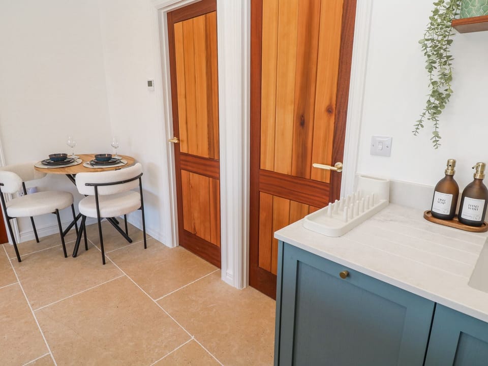 Cottage | Dining