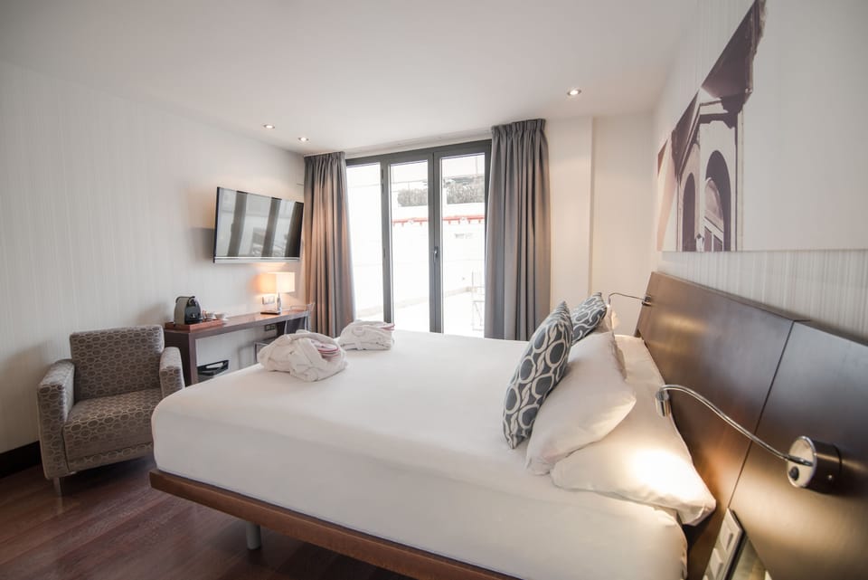 Double Room, Terrace | Minibar, in-room safe, desk, blackout drapes