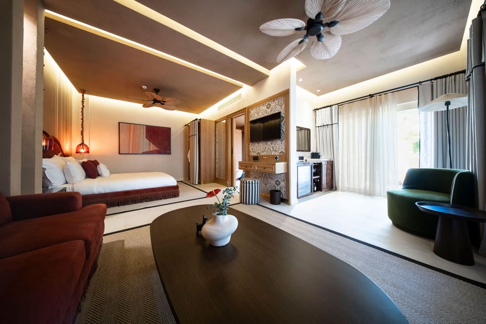 Sole Private Suite with Hot Tub | Pillowtop beds, minibar, laptop workspace, soundproofing