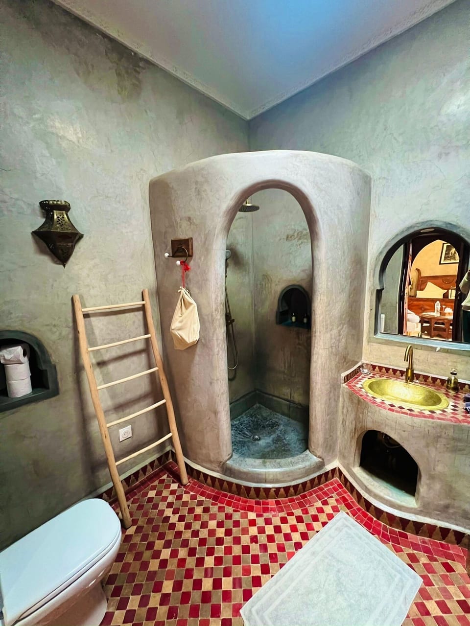 Deluxe Suite, Ensuite (Aladdin) | Bathroom | Shower, free toiletries, hair dryer, towels