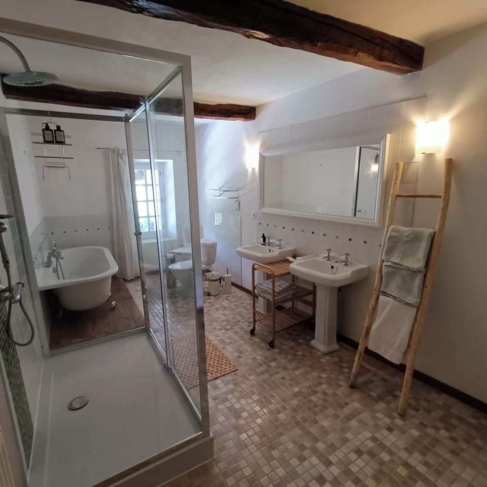 Family Suite, Courtyard View | Bathroom | Free toiletries, hair dryer, towels, soap
