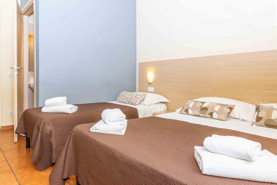 Triple Room | Minibar, desk, free WiFi, bed sheets