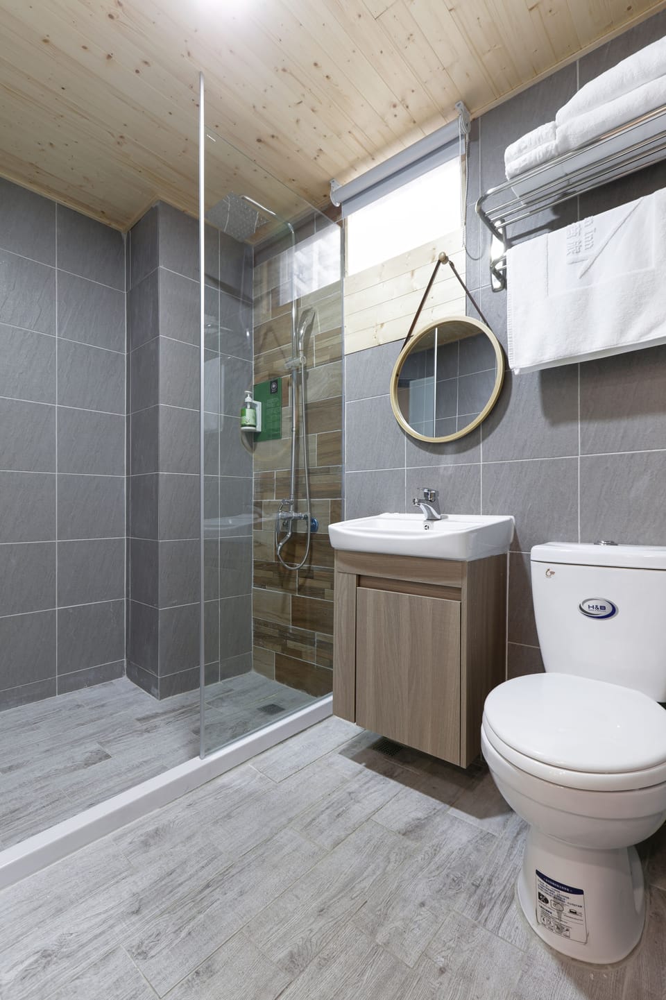 Business Double Room (R508) | Bathroom | Shower, hydromassage showerhead, free toiletries, hair dryer