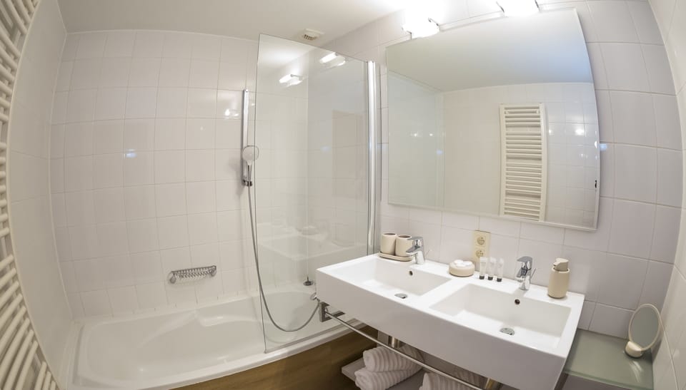 Family Room | Bathroom | Combined shower/tub, hair dryer, towels