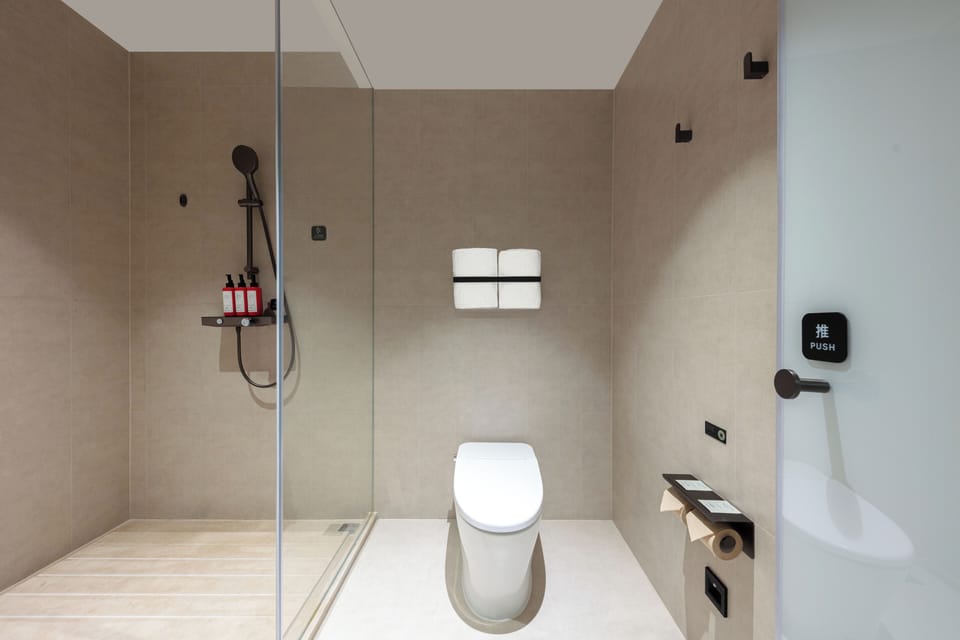 Comfort Single Room, 1 King Bed, Housekeeping | Bathroom | Shower, hair dryer, slippers, towels