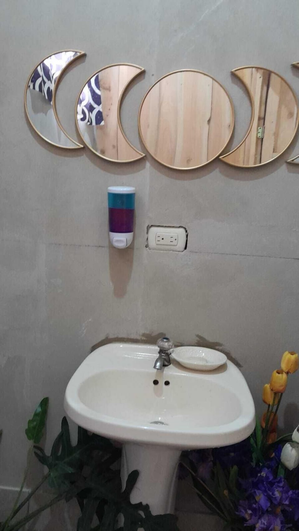Towels, soap, shampoo, toilet paper