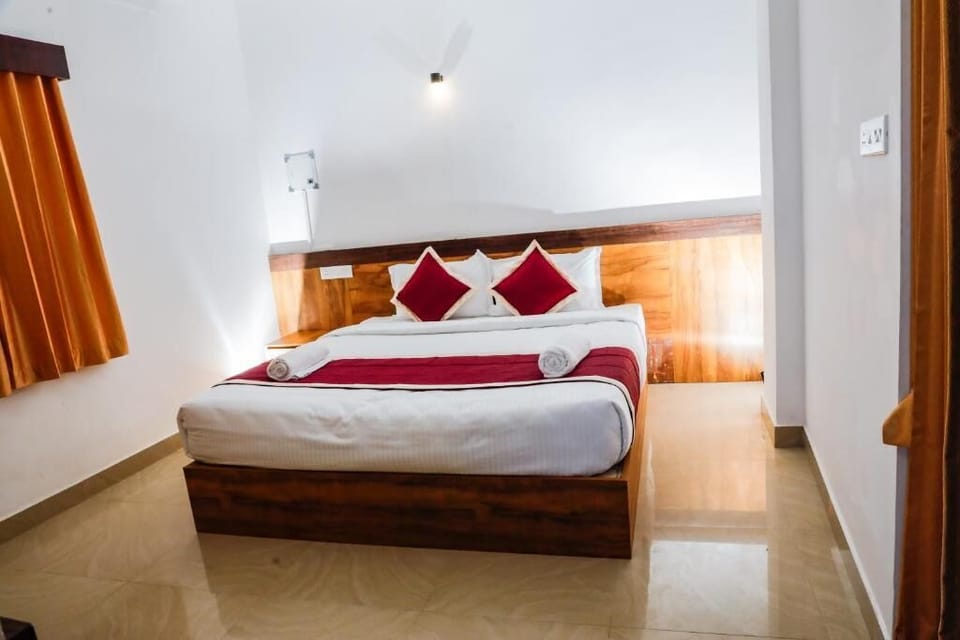 Standard Double Room | Desk, bed sheets