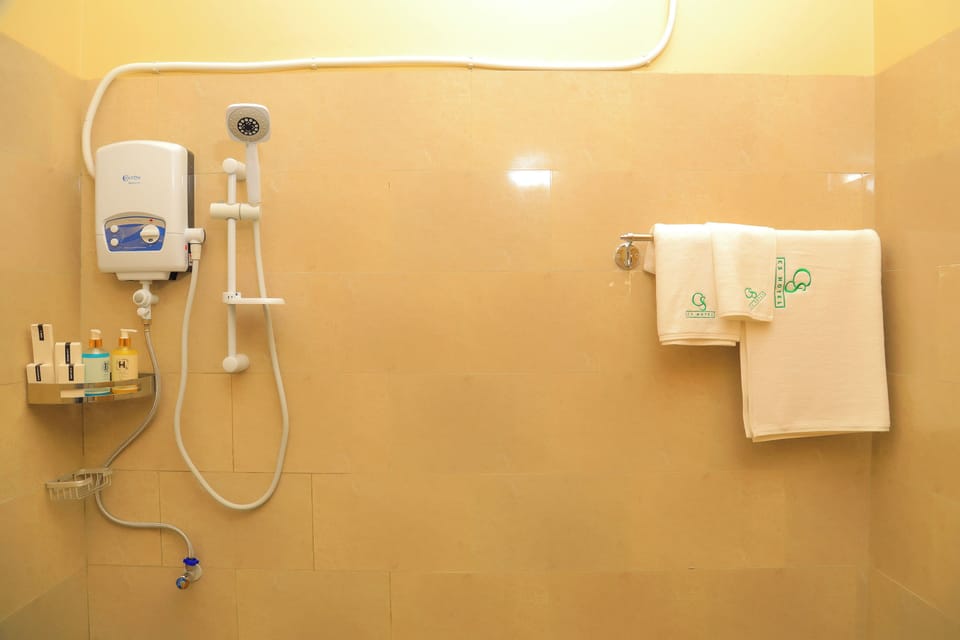 Deluxe Double Room | Bathroom | Bathrobes, slippers