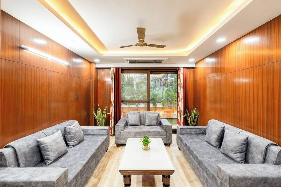 Executive Room | Living area | 32-inch flat-screen TV with cable channels