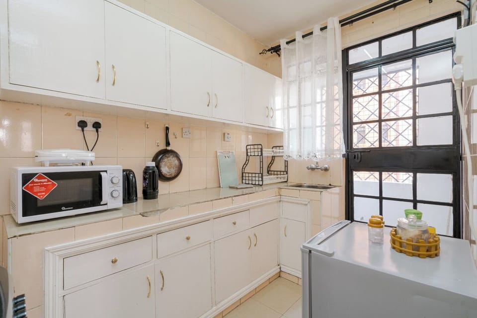 Deluxe Apartment, City View | Private kitchen | Fridge, microwave, cookware/dishes/utensils