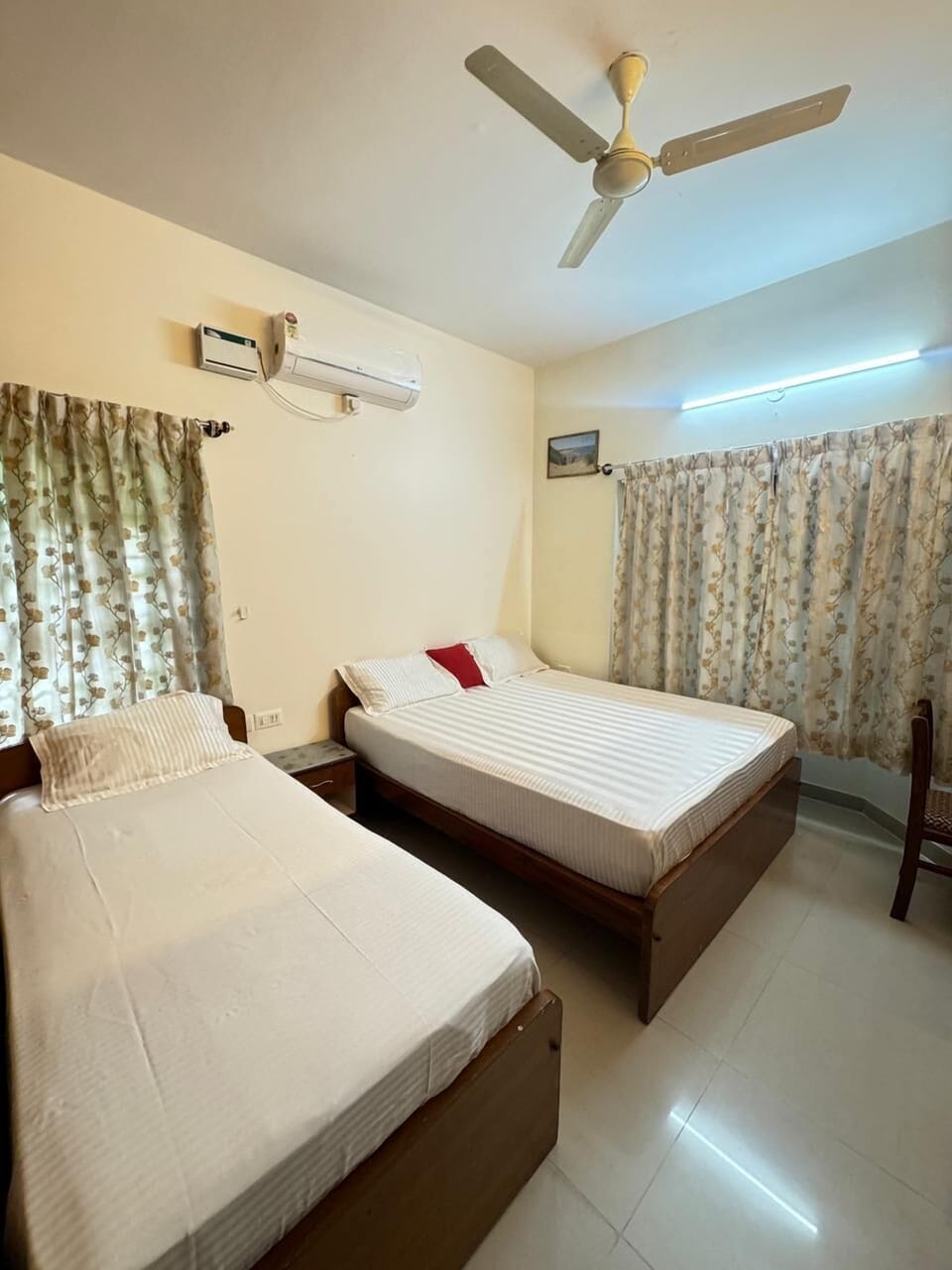 Classic Double Room | In-room safe, desk, iron/ironing board, free WiFi