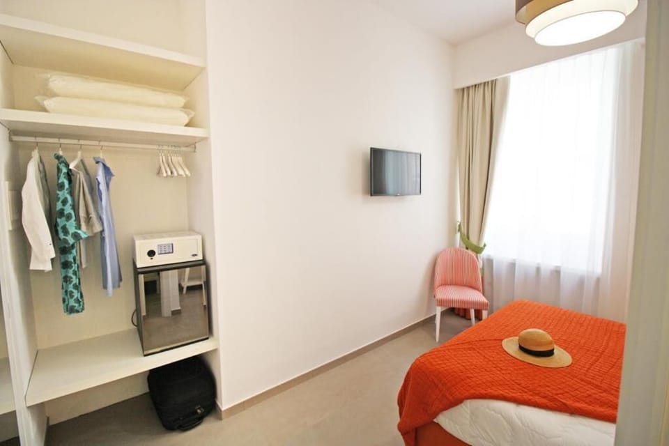 Standard Room | In-room safe, desk, soundproofing, WiFi (free)