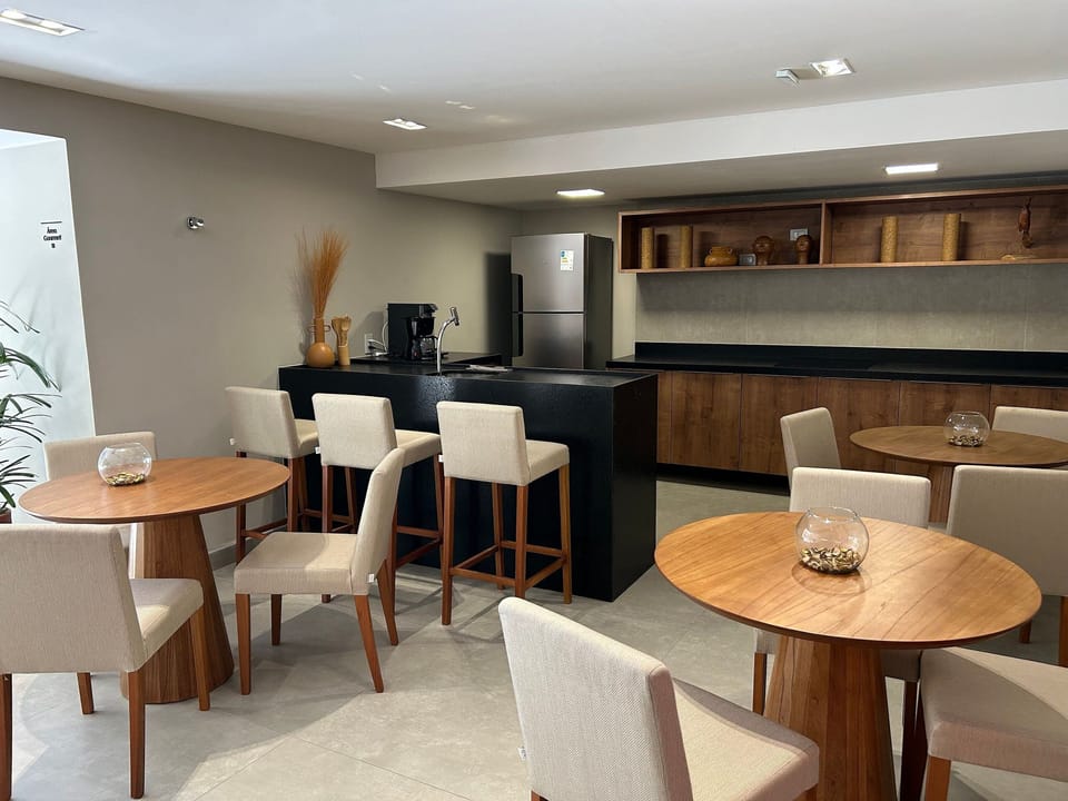 Comfort Studio Suite, 1 Queen Bed, Non Smoking, Refrigerator & Microwave | Dining