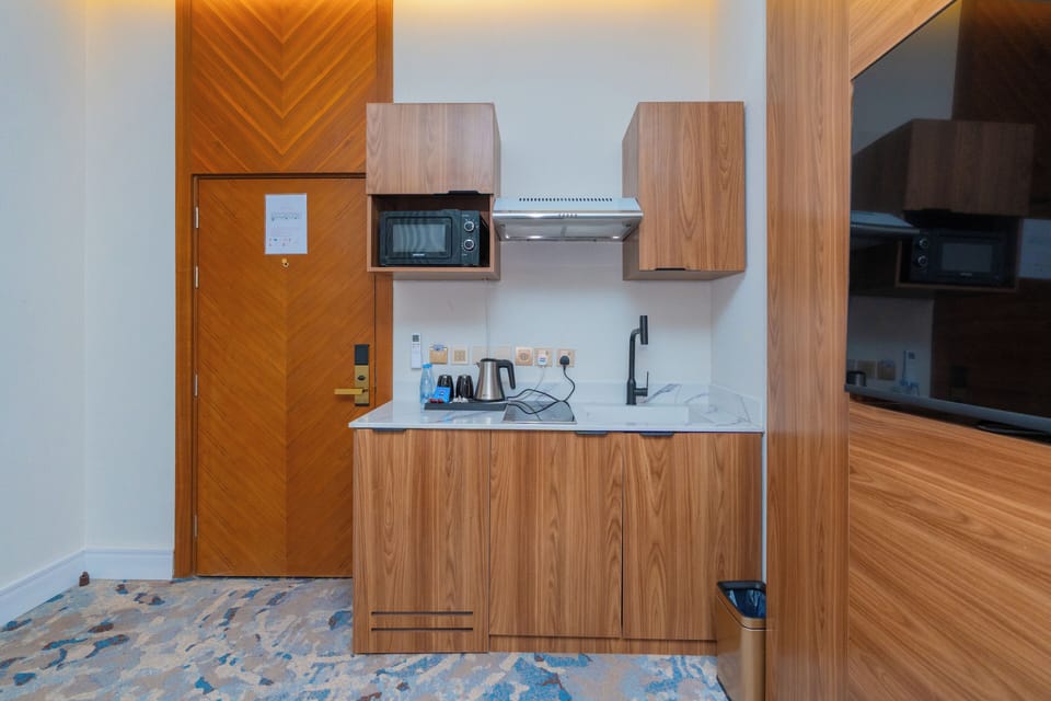 Mini-fridge, microwave, oven, stovetop