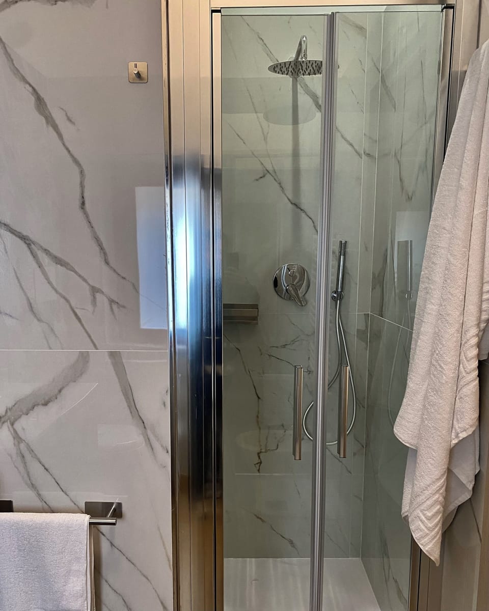 Deluxe Double or Twin Room, 1 Bedroom | Bathroom | Shower, hair dryer, slippers, bidet