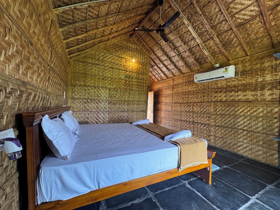 Deluxe Double Room, Courtyard View | Desk, laptop workspace, blackout drapes, free WiFi