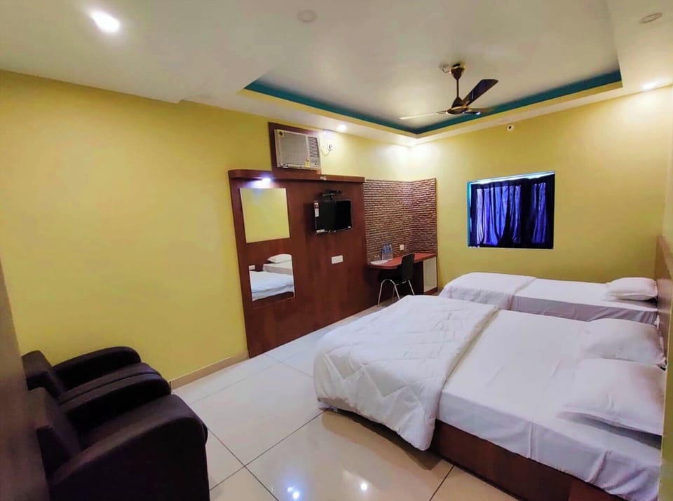 Deluxe Triple Room, City View | Soundproofing, free WiFi, bed sheets