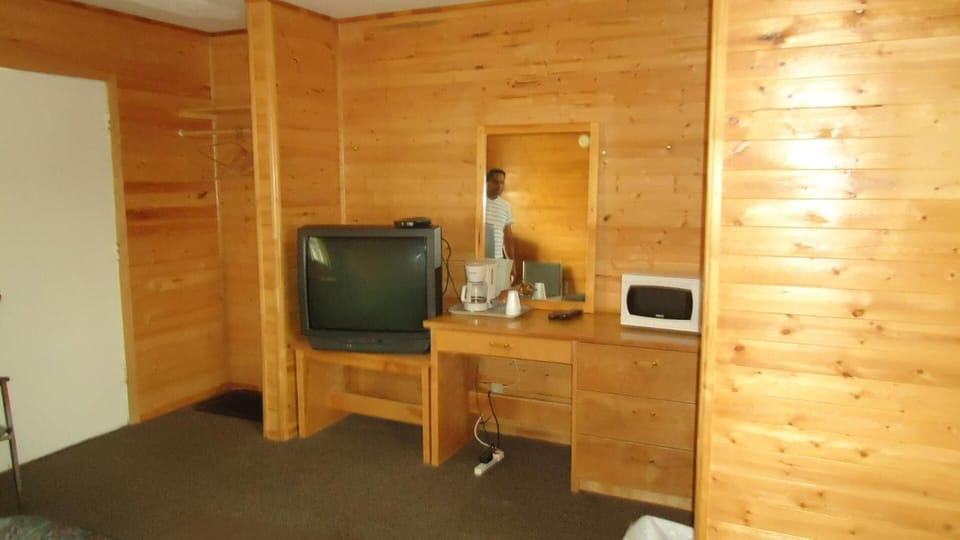 Desk, rollaway beds (surcharge), WiFi (free)