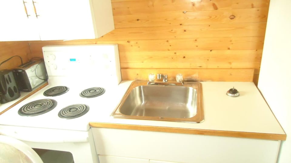 Coffee/tea maker, fridge, microwave