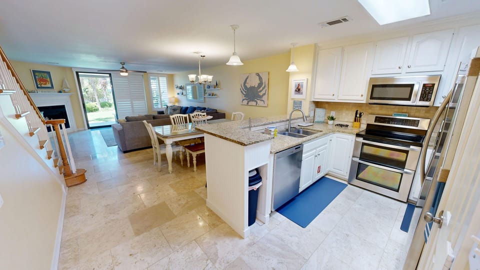 Townhome, 2 Bedrooms | Private kitchen | Coffee/tea maker, fridge, oven, toaster
