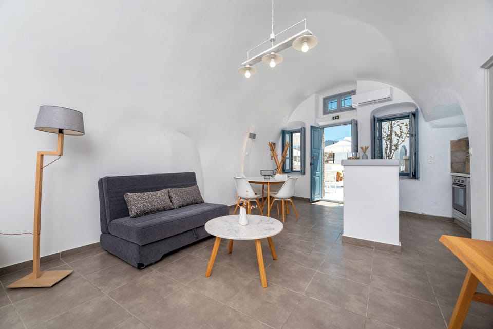 Traditional Quadruple Room, Courtyard View | In-room safe, soundproofing, iron/ironing board, free WiFi