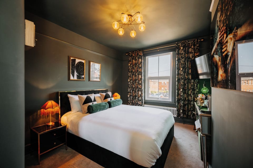 Comfort Double Room | Individually furnished, blackout drapes, iron/ironing board, free WiFi