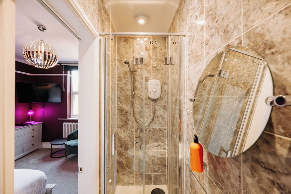 Deluxe Double Room, 1 King Bed, Non Smoking, Private Bathroom | Bathroom | Shower, hair dryer, towels, soap