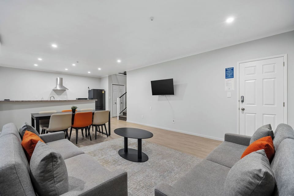 Apartment, 3 Bedrooms | Living area | 43-inch Smart TV with cable channels