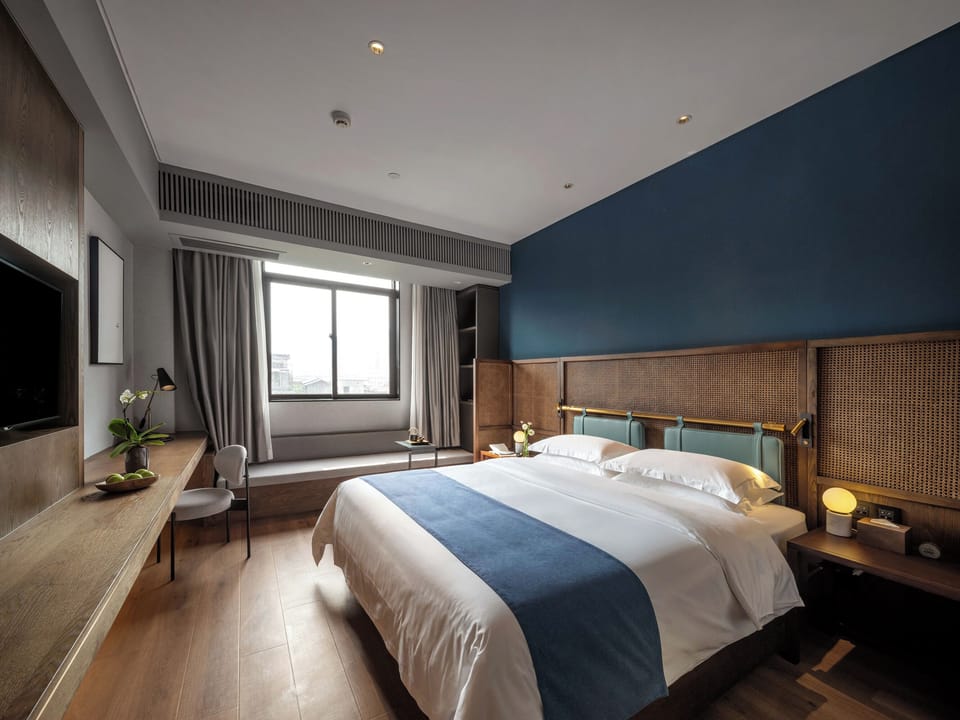 Superior Single Room, 1 King Bed | Desk, laptop workspace, blackout drapes, iron/ironing board