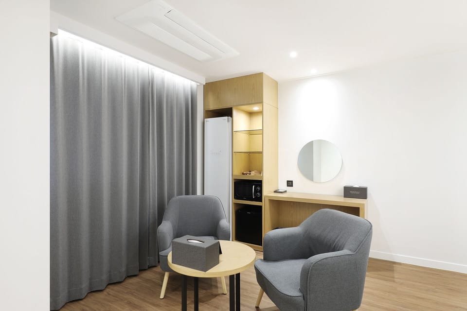 Deluxe Twin Spa-Basic occupancy: 2 people. Additional person(including infants) 10,000 KRW on site | Desk, soundproofing, free WiFi