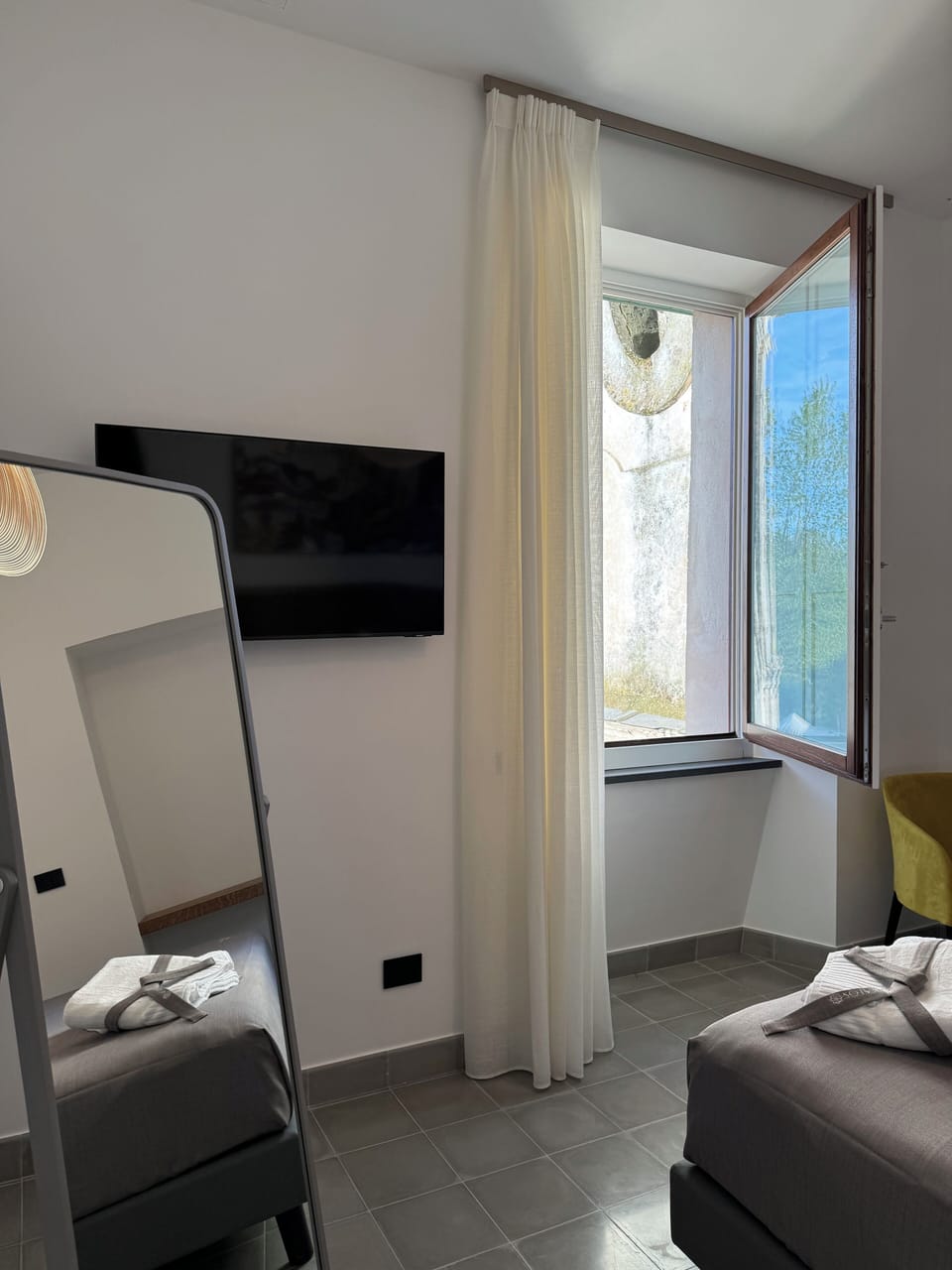 In-room safe, desk, soundproofing, free WiFi