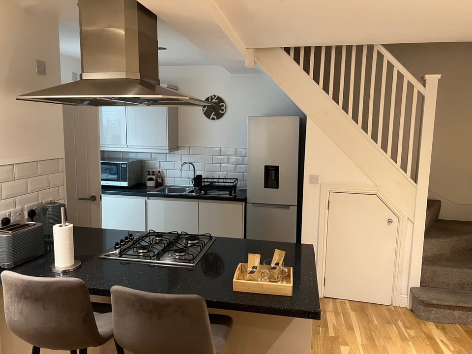 Cottage | Private kitchen | Fridge, microwave, oven, stovetop