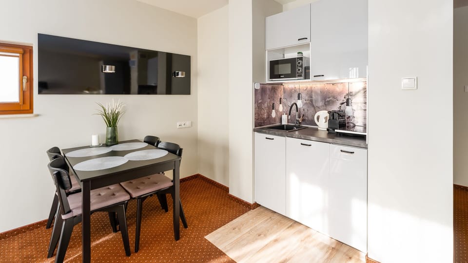 Apartament (328) | Private kitchen | Fridge, stovetop, electric kettle, cookware/dishes/utensils
