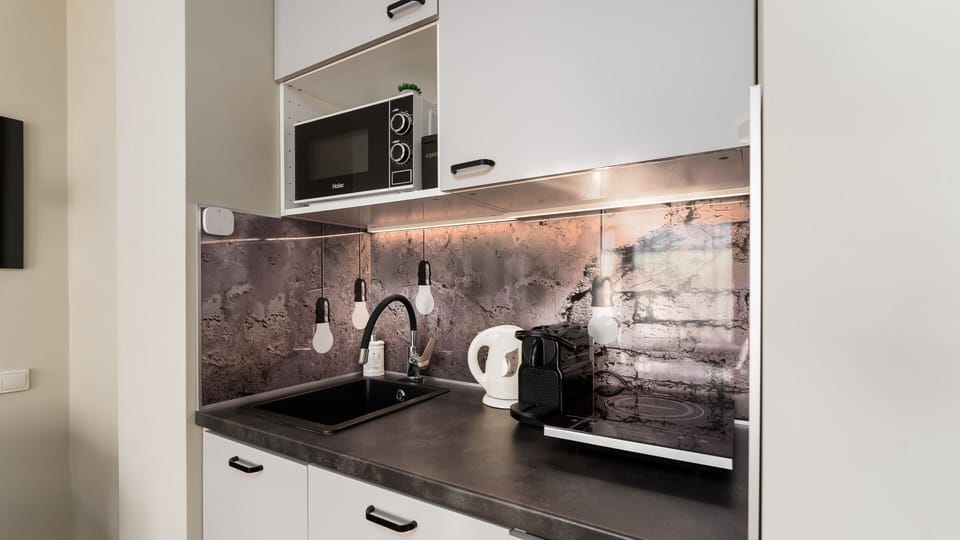 Apartament (328) | Private kitchen | Fridge, stovetop, electric kettle, cookware/dishes/utensils