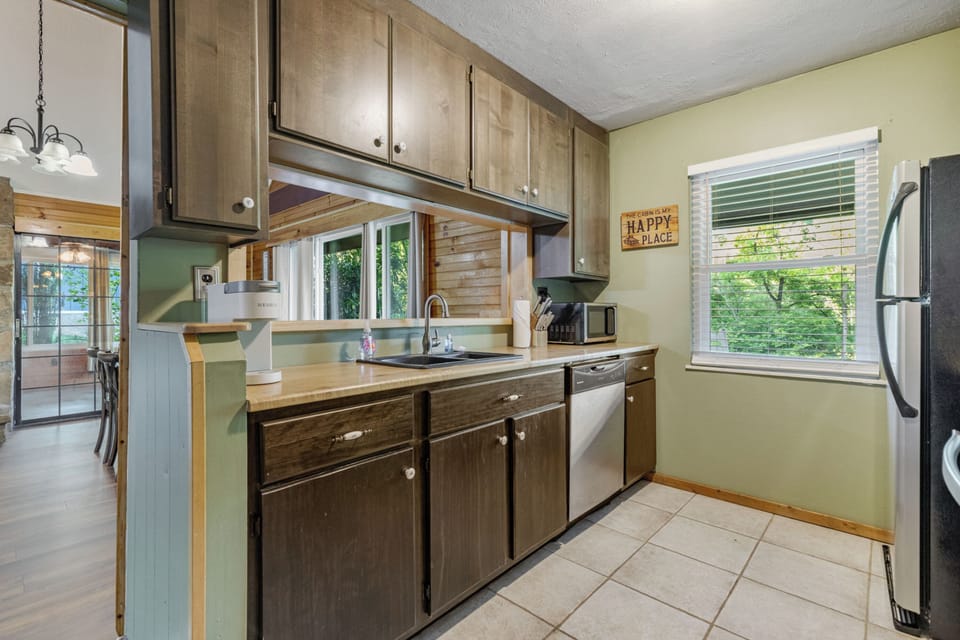 Signature Cabin, 3 Bedrooms, Non Smoking, Kitchen | Private kitchen | Fridge, microwave, oven, stovetop