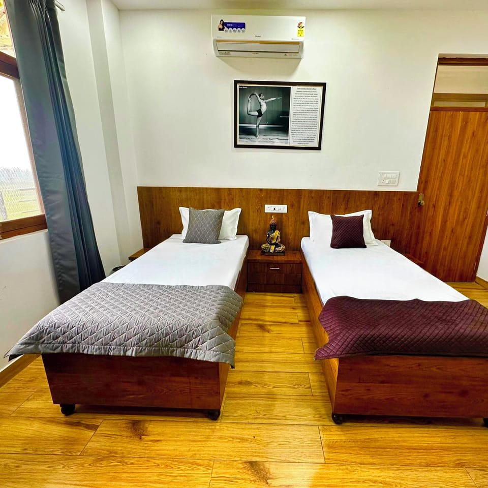 Deluxe Double or Twin Room | Desk, laptop workspace, blackout drapes, soundproofing