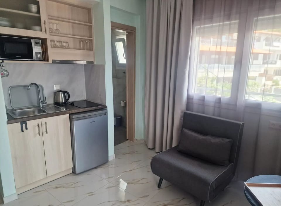 Deluxe Double Room, Balcony, Beach View | Private kitchen | Mini-fridge, microwave, stovetop, cookware/dishes/utensils