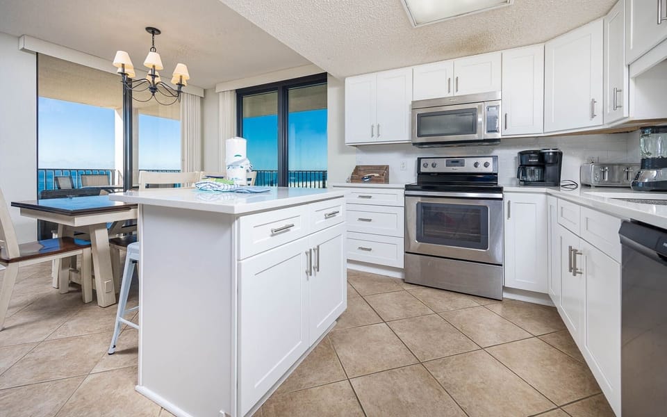 Condo, 3 Bedrooms | Private kitchen | Fridge, oven, coffee/tea maker