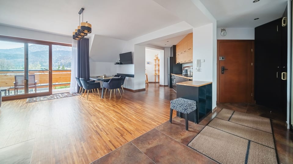 Apartment (D) | Living area | Flat-screen TV, fireplace