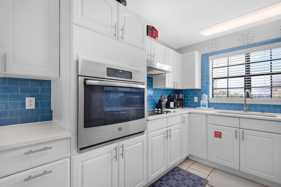 House, Multiple Beds (Rising Sun) | Private kitchen | Oven, toaster